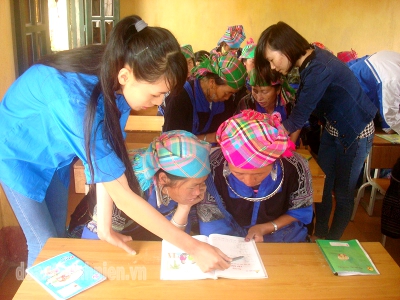ĐVTN trường Cao đẳng sư phạm Yên Bái tham gia xóa mù chữ cho bà con tại La Pán Tẩn